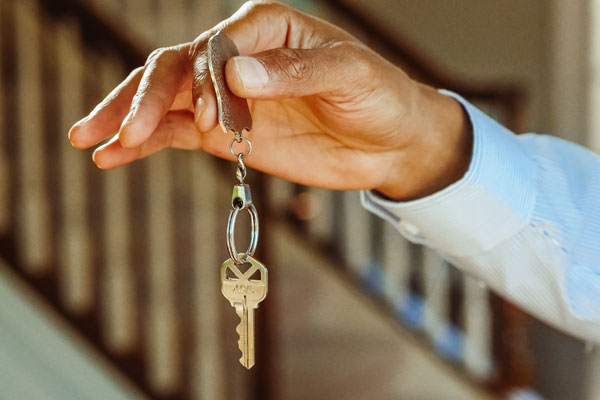 Hang holding keys from keychain